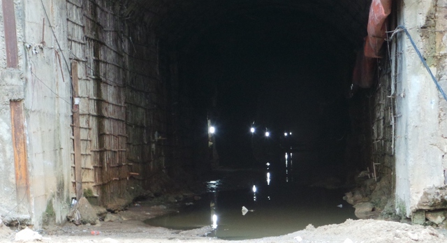 Trong đường hầm điện vẫn được chiếu sáng