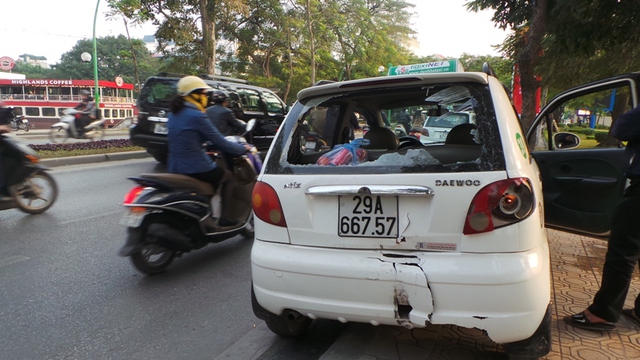 Chiếc xe taxi bị hư hỏng phần kính phía sau