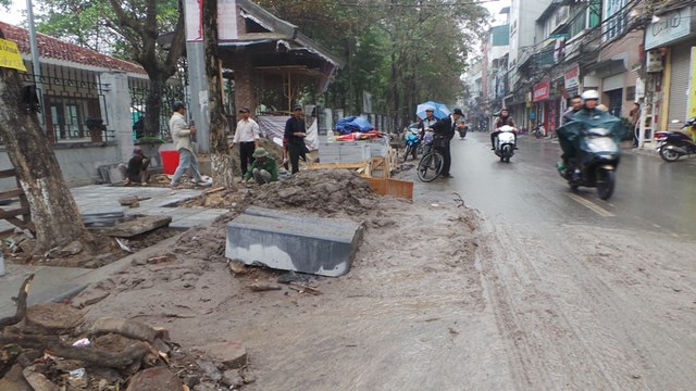 Tương tự ở cuối con đường này cũng xuất hiện một đống bùn khá to đang trong tình trạng “đùn” ra mặt đường, khiến cho người dân đi lại khó khăn.
