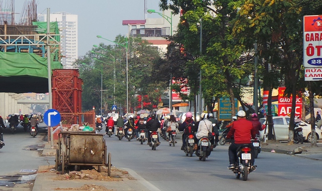 Sau sự cố đạp giàn giáo, người dân đã chủ động đi vào đường phụ