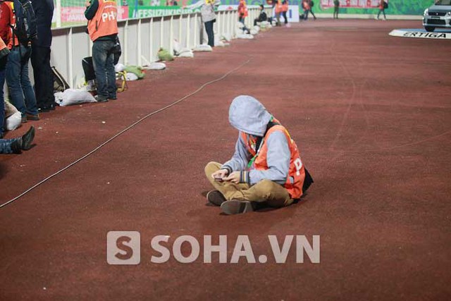 Việt Nam thua sâu, nên anh chàng phóng viên này... ngồi chơi game trên Mỹ Đình