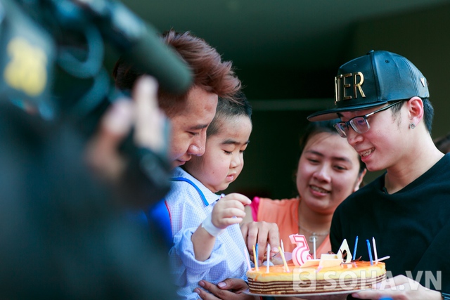 Bé Quang được thổi nến trong tiếng hát mừng sinh nhật của mọi người