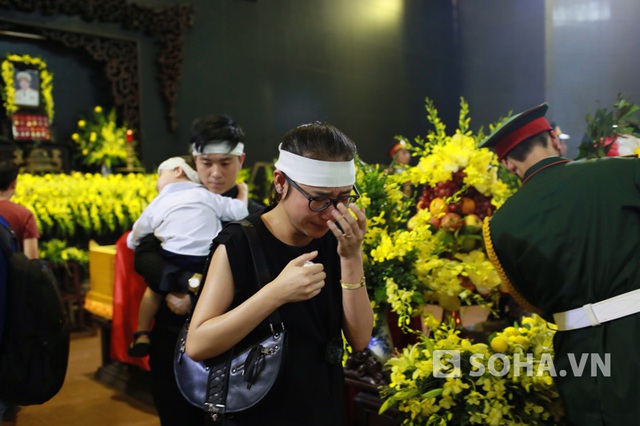 Thanh Vân - cháu ngoại của nhạc sĩ Thuận Yến khóc nghẹn khi nhìn ông lần cuối