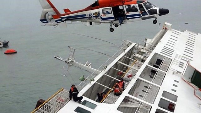 Trong thảm họa chìm phà Sewol, cảnh sát biển Hàn Quốc đã gây phẫn nộ vì những chậm trễ trong cứu hộ