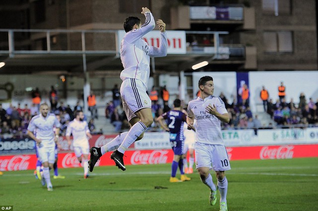 Cris Ronaldo ăn mừng trong chiến thắng 4-0 của Real Madrid trước Eibar