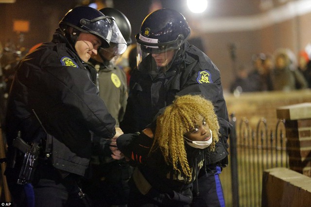 Một người biểu tình bị bắt.