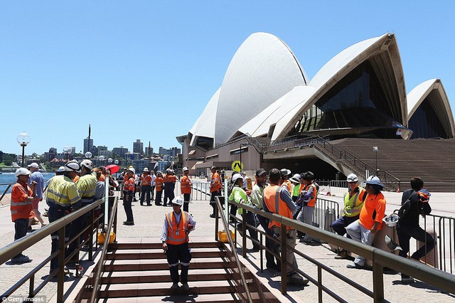 Tại nhà hát Opera Sydney, người dân cũng nhanh chóng được sơ tán do lo ngại một thiết bị gây nổ có thể đã được tổ chức Jabhat al-Nusra cài bên trong nhà hát.