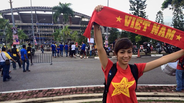 Đỗ Hoàng Yến không quản ngại Malaysia xa xôi để tới cổ vũ cho ĐT Việt Nam