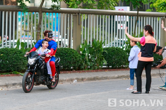 Bé Quang thích thú khi được dạo chơi cùng siêu nhân