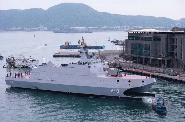 Dự án đóng tàu tên lửa 2 thân được Đài Loan tiết lộ lần đầu ở triển lãm TADTE-2013. Tàu được đóng tại nhà máy đóng tàu Lung-De.