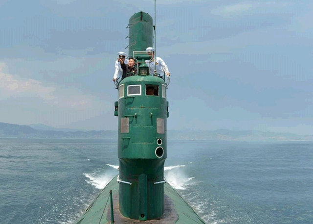 Theo tờ QQ News, chiếc tàu ngầm số hiệu 748 thuộc Type 033 do Trung Quốc chế tạo. Type 033 được thiết kế dựa trên tàu ngầm Project 633 của Liên Xô, tàu có lượng giãn nước 1.475 tấn khi nổi và 1.830 tấn khi lặn, dài 76,6m, rộng 6,7m, mới nước 5,2m, tốc độ tối đa 13 hải lý/h (khi lặn), tầm hoạt động gần 15.000km. (Ông Kim Jong Un chỉ đạo các sĩ quan chỉ huy trên thượng tầng tàu ngầm)