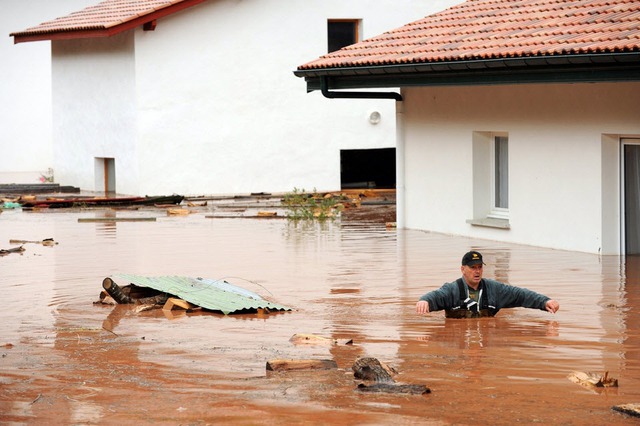 Một người đàn ông đi qua đường phố ngập lụt gần sông Nive sau nhiều ngày mưa lớn tại miền tây nam nước Pháp.