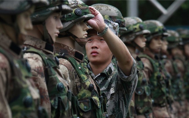 Một binh sĩ Trung Quốc chuẩn bị hình nộm cho một cuộc diễn tập bắn súng trong ngày mở cửa căn cứ không quân Shek Kong ở Hong Kong.
