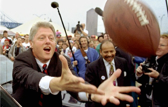 Cựu tổng thống Mỹ, Bill Clinton, chỉ biết tới bóng bầu dục trước VCK World Cup 1994?