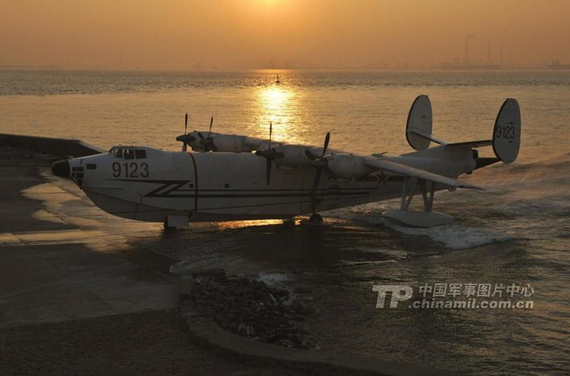 Thủy phi cơ SH-5. SH-5 hiện là thủy phi cơ lớn nhất Trung Quốc, được triển khai cho các nhiệm vụ tác chiến chống ngầm. Khoảng 6 chiếc SH-5 đã được chế tạo trong những năm 1980. SH-5 có kích cỡ nhỏ hơn TA-600, với trọng lượng cất cánh tối đa 45 tấn.