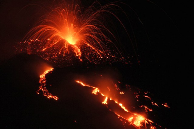 Núi lửa Etna ở Italia phun trào nham thạch tạo nên cảnh tượng tuyệt đẹp vào ban đêm.