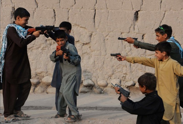Trẻ em chơi với súng nhựa trong dịp lễ Eid al-Fitr của người Hồi giáo ở Jalalabad, Afghanistan.