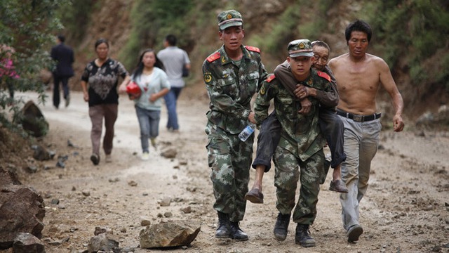 Nhân viên cứu hộ cõng một ông lão bị thương sau trận động đất mạnh 6,1 độ richter tại thị trấn Ludian, tỉnh Vân Nam, Trung Quốc.