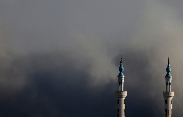 Khói đen phủ kín thành phố Gaza sau một cuộc không kích của quân đội Israel.