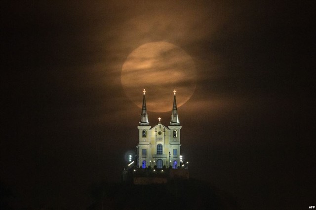 Mặt trăng sáng và lớn hơn bình thường xuất hiện sau nhà thờ Nossa Senhora da Penha ở Rio de Janeiro, Brazil.