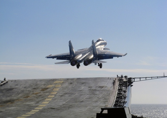 Các máy bay chiến đấu trên hạm phải đáp ứng các yêu cầu bao gồm cất cánh trên đường băng ngắn và hạ cánh linh hoạt. Su-33 là máy bay chiến đấu chính của Không quân hải quân Nga.