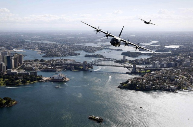 Hai chiếc máy bay vận tải C-130J Hercules của Không quân Hoàng gia Australia biểu diễn trên nhà hát opera và cầu cảng ở thành phố Sydney.