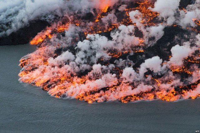 Dòng nham thạch nóng phùn trào từ núi lửa Bardarbunga, miền nam Iceland.