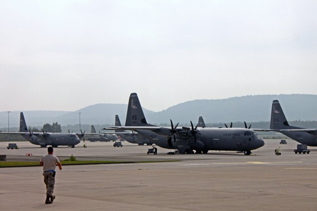 Phi đoàn 37 sử dụng máy bay vận tải C-130J Super Hercules. Không đoàn 86 có 14 máy bay loại này. Công tác bảo trì các máy bay C-130 của phi đoàn 37 do một đội bảo dưỡng chuyên trách trong Không đoàn 86 đảm nhiệm.