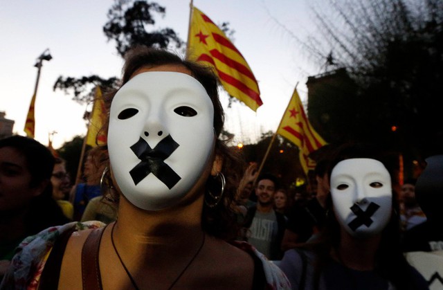 Sinh viên đeo mặt nạ biểu tình tại Barcelona, Tây Ban Nha, đòi độc lập cho vùng Catalonia.