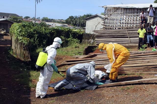 Nhân viên y tế thu lượm thi thể một phụ nữ tử vong do nhiễm virus Ebola ở Freetown, Sierra Leone.