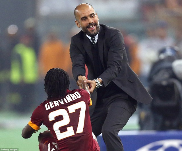 HLV Pep Guardiola an ủi cầu thủ Roma