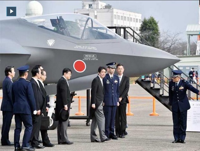 Thủ tướng Nhật Bản, ông Shinzo Abe tham quan 1 mô hình máy bay tàng hình F-35.