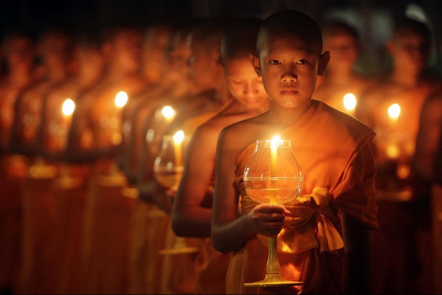 Các sư tiểu cầm nến trong lễ hội Yi Peng tại Chiang Mai, Thái Lan.