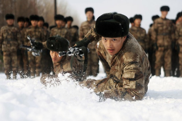 Các binh sĩ trườn bò trên tuyết trong buổi huấn luyện tại một căn cứ quân sự ở thị trấn Hắc Hà, tỉnh Hắc Long Giang, Trung Quốc.