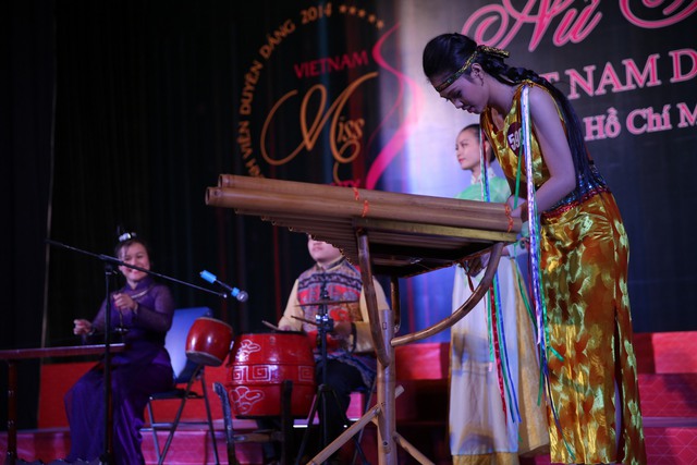Là một trong 93 thí sinh lọt vào vòng bán kết “Nữ sinh viên Việt Nam duyên dáng 2014”, Hoàng Thị Phương Thảo đã chinh phục Ban giám khảo lẫn khán giả bằng tài năng chơi đàn Klông-pút điêu luyện.