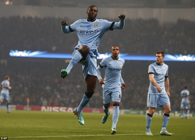 Yaya Toure ghi bàn cho Man City bằng một tình huống sút phạt đẹp mắt