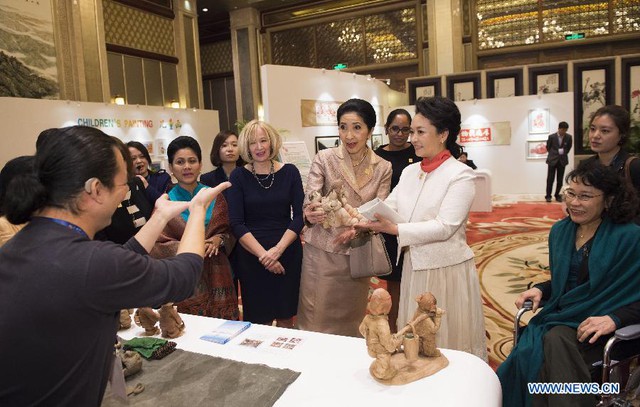 Các đệ nhất phu nhân tận mắt xem những sản phẩm đồ gốm do nghệ sĩ câm điếc Kang Zhinmin tạo tác.