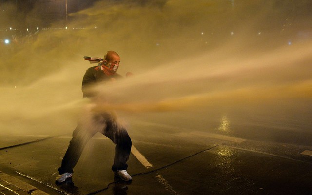 Một người biểu tình bị cảnh sát phun vòi rồng trên đường phố ở thủ đô Warsaw, Ba Lan.