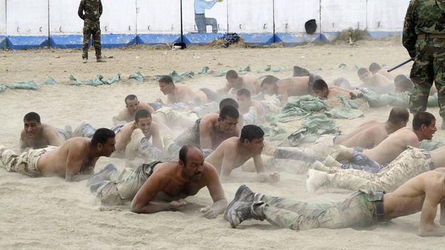 Binh lính Iraq tham gia huấn luyện quân sự để chống lại nhóm phiến quân Nhà nước Hồi giáo (IS) ở Ramadi, phía tây thủ đô Baghdad.