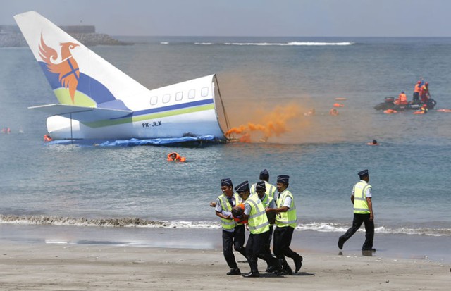 Nhân viên cứu hộ tham gia diễn tập cứu hộ khẩn cấp máy bay rơi tại sân bay quốc tế Ngurah Rai ở Denpasar, Bali, Indonesia.
