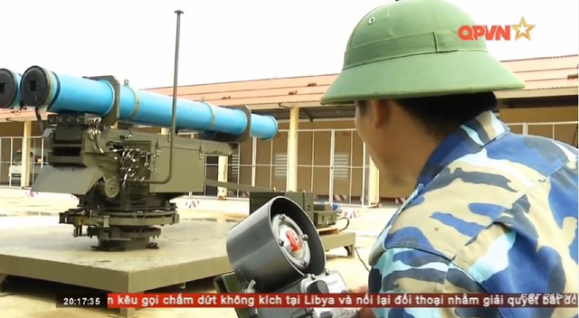 Hệ thống pháo phản lực EXTRA của Việt Nam (2 ống phóng màu xanh dương là đạn dùng để huấn luyện).