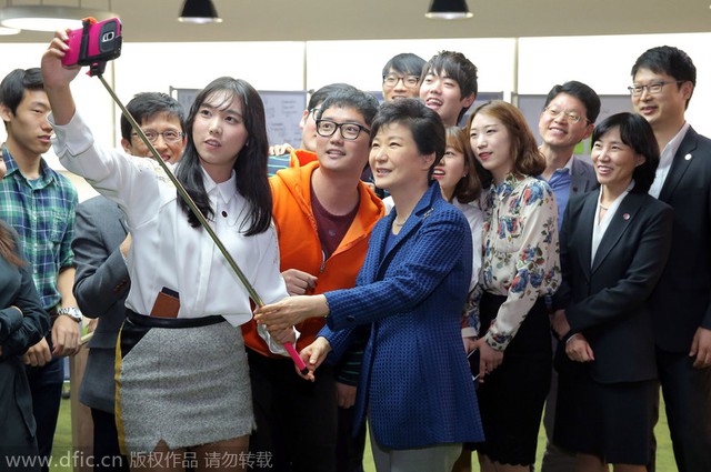 Ngày 10/10/2014, Tổng thống Hàn Quốc Park Geun-hye tới thăm Viện kỹ thuật khoa học Hàn Quốc tại Daejeon. Trong hình, bà Park dùng gậy tự sướng chụp hình cùng các thanh niên và doanh nhân ưu tú của Hàn. Nguồn: dfic.cn