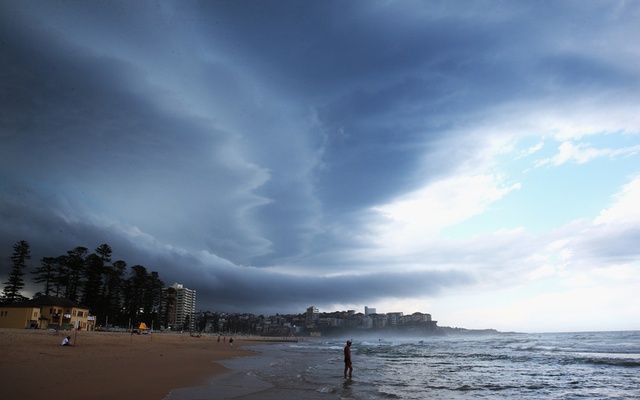 Một cơn giông lớn di chuyển qua bãi biển Manly ở Sydney, Australia.