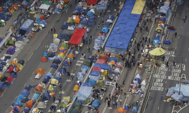 Người biểu tình dựng lều cố thủ trên đường phố bên ngoài tòa nhà thị chính ở Hong Kong.