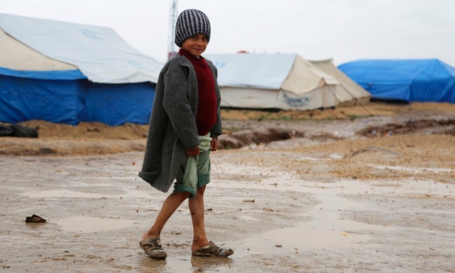 Cậu bé đi bên ngoài trại tị nạn Nowruz  ở Qamishli, miền đông bắc Syria.