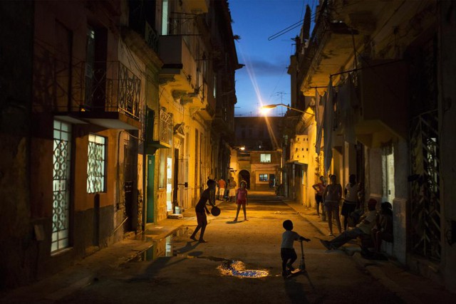 Trẻ em chơi trên đường phố vào buổi tối ở Havana, Cuba.