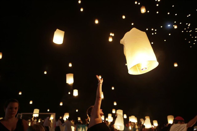 Mọi người thả đèn lồng ở Ban Nam Khem, Thái Lan, để tưởng niệm nạn nhân thiệt mạng trong thảm họa sóng thần Ấn Độ Dương cách đây 10 năm.