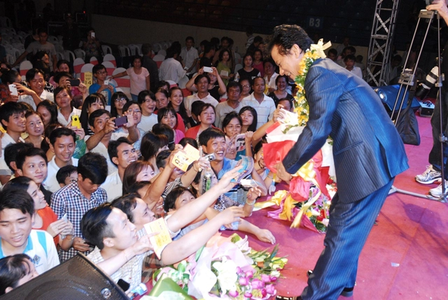 Trong suốt đêm diễn, Chế Linh cùng các nghệ sĩ Nguyễn Cao Kỳ Duyên, Sơn Tuyền, Phương Mỹ Chi…đã cống hiến cho khán giả những ca khúc nổi tiếng gắn liền với tên tuổi của mình khiến khán giả nức lòng.