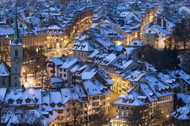 Tuyết bao phủ mái của các ngôi nhà tại thành phố Bern, Thụy Sĩ.
