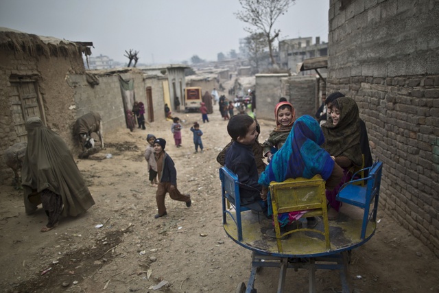 Trẻ em chơi trên một chiếc đu quay nhỏ ở Islamabad, Pakistan.